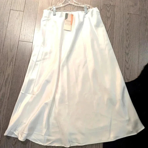 BTFBM Summer White Satin look Elastic Waist Skirt - size M or 8-10 BNWT - Picture 4 of 7